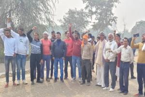 रायबरेली: नेशनल हाईवे में  कट न दिये जाने से ग्रामीणों ने किया प्रदर्शन